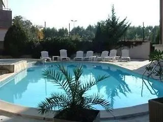 Hotel The Originals Le Clos Des Tanneurs 3*